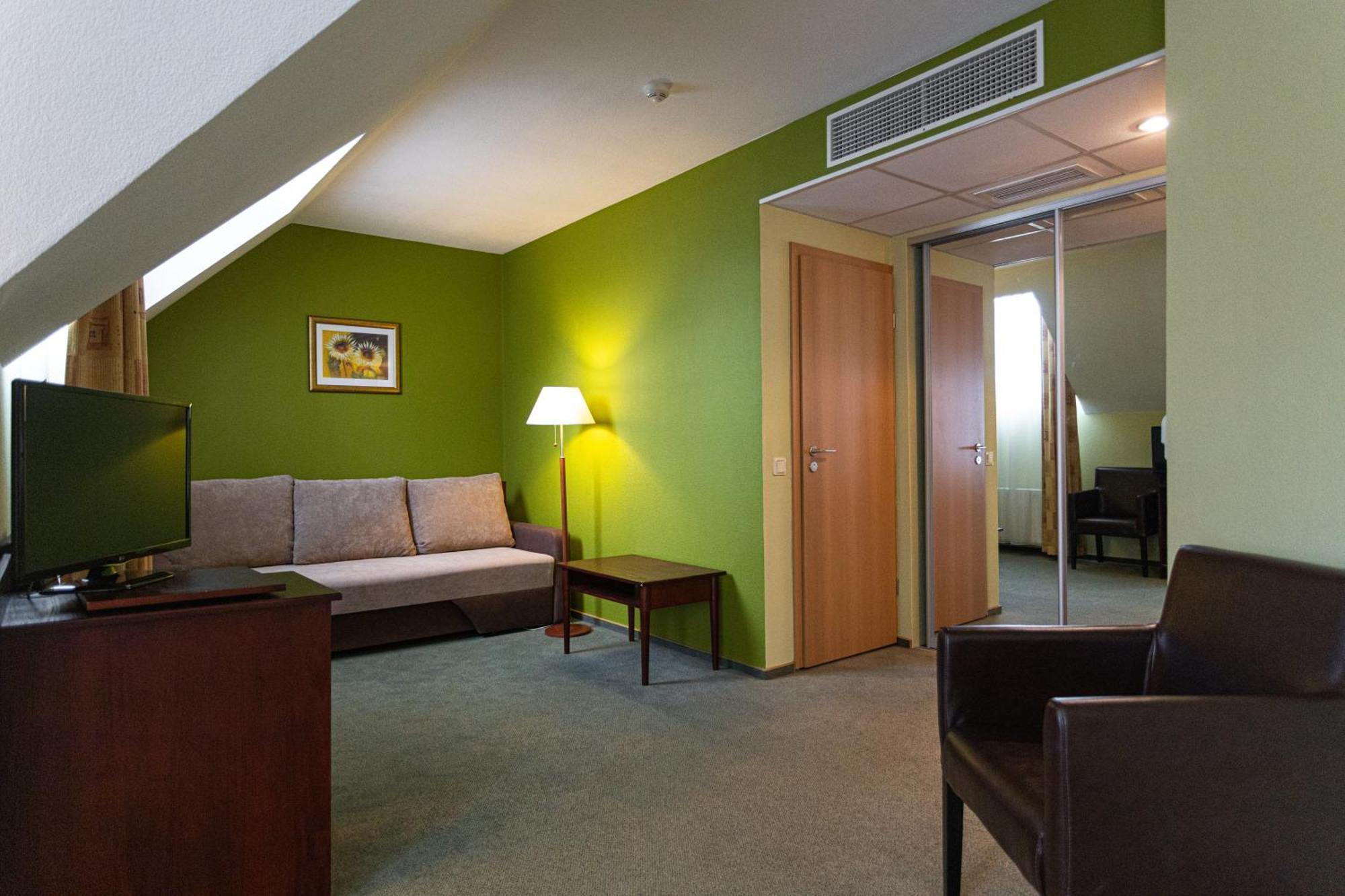 Good Stay Eiropa Hotel Economy Jūrkalne Εξωτερικό φωτογραφία